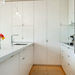 Mobili da cucina bianchi fino al soffitto