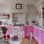 Cucina bianca e rosa senza pensili
