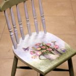 Sedia bianca e verde dopo il restauro con un bellissimo motivo in stile provenzale