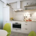 Cucina bianca come la neve con mobili bassi e ripiani aperti