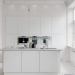 Cucina bianca come la neve con isola e pensili alti
