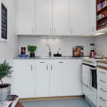 Mobili da cucina bianchi come la neve con pensili alti fino al soffitto