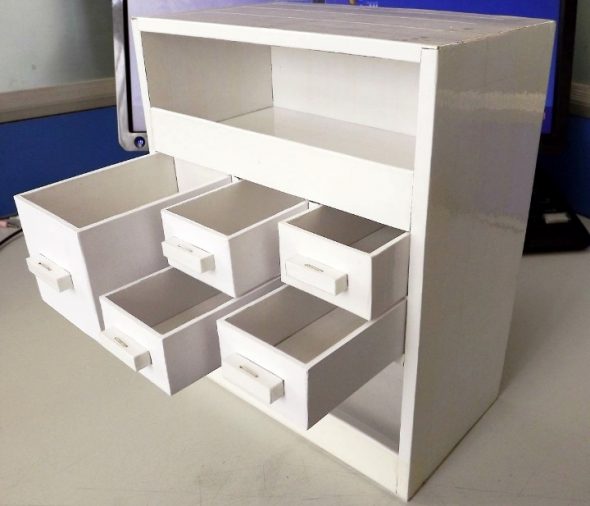 Cassettiera in cartone bianco