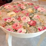 Tavolo rotondo bianco decorato con la tecnica del decoupage
