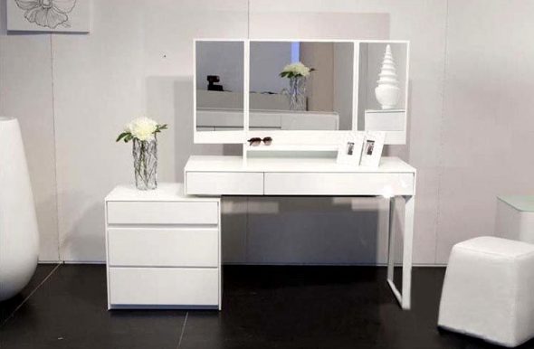 Tavolo bianco in qualsiasi interno