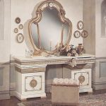 Tavolo bianco con specchio con decoro dorato