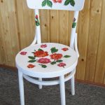 Sedia bianca fai da te con rose