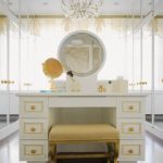 Tavolo da toeletta bianco con accenti dorati