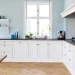 Ampia cucina bianca con mobili base e mensole decorative
