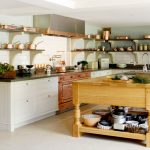 Ampia cucina con ripiani aperti e isola centrale