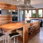 Ampia e comoda isola in legno in cucina