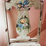 Fiori e uccelli per una nuova vita a una vecchia sedia
