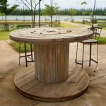 Tavolo alto da cottage estivo realizzato con rocchetto di legno