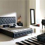Decorare un letto e un pouf in una camera da letto con un giunto a carrozza