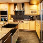 Mobili in legno fino al soffitto in cucina