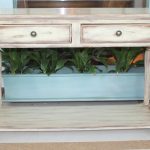 Consolle in legno con gambe intagliate e cassetti