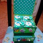 Cassettiera per bambini in cartone verde