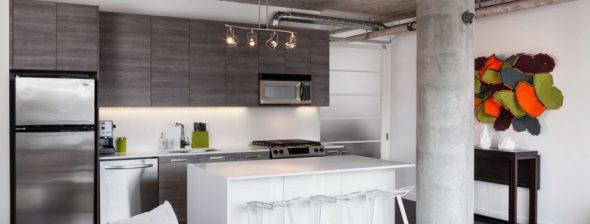 Cucina moderna con mobili alti