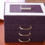Cassettiera in cartone viola