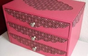 Cassettiera funzionale, luminosa e riccamente decorata in cartone