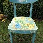 Sedia blu dopo il restauro con girasoli