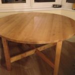 Bel tavolo rotondo grande in legno