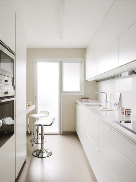 Cucina bianca in stile high-tech