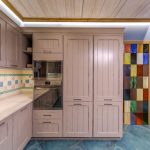 Interessante design della cucina con mobili alti e pensili alti in stile country