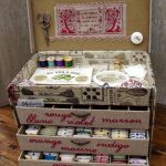 Cassettiera in cartone per accessori da cucito dal design accattivante