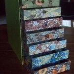 Cassettiera in cartone con cassetti colorati