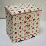 Cassettiera in cartone con rose