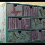 Cassettiera in cartone decorata con farfalle