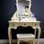 Tavolo da toeletta classico e sedia in colore latte