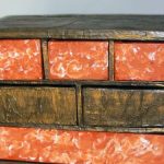 Cassettiera in cartone dal design luminoso e insolito