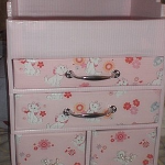 Cassettiera in cartone per bambina con gatti
