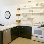 Cucina angolare a contrasto senza pensili