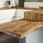 Bellissimo piano del tavolo in legno massello
