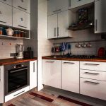 Bellissima cucina angolare con mobili funzionali fino al soffitto