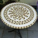 Splendidamente decorato con mosaici, tavolo rotondo