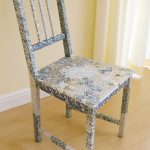 Bellissima decorazione di sedia a forma di mosaico realizzata con la tecnica del decoupage
