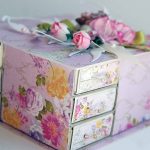 Bellissima cassettiera con piccoli cassetti su lati diversi