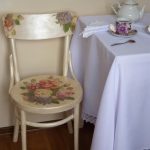 Bellissima sedia moderna con fiori per una cucina accogliente
