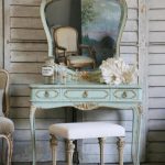 Bellissimo tavolo con elementi vintage in stile antico