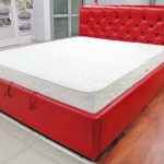 Letto in pelle rossa con testiera imbottita capitonné