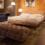 Letto con testiera morbida e pouf