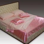 Letto con rivestimento a carrozza e meccanismo di sollevamento
