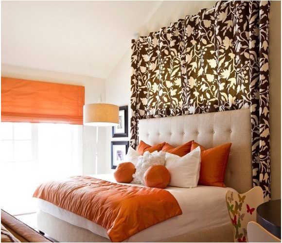 Letto decorato con cuscini