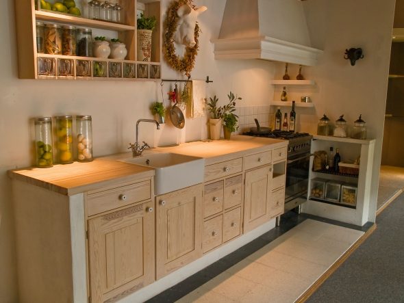 Cucina senza pensili: una soluzione insolita