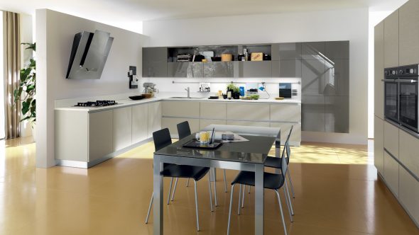 Cucina senza pensili superiori all'interno