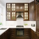 Cucina in legno con pensili alti